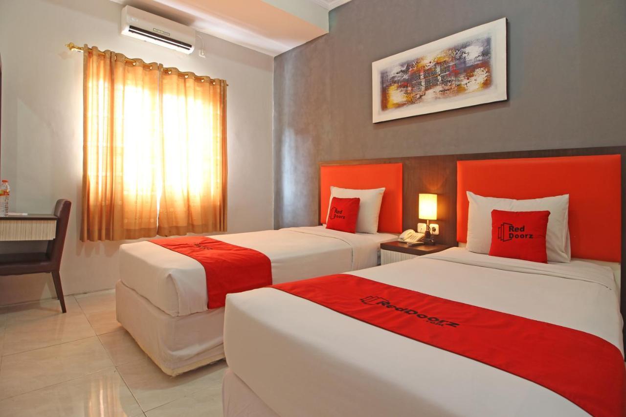 Reddoorz Plus Near Keraton Solo Luaran gambar